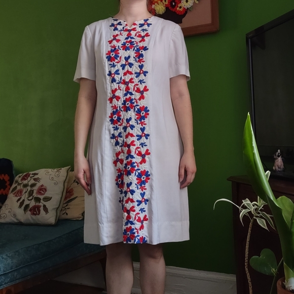 Vintage 1960s Mod White Shift Dress - Picture 2 of 5